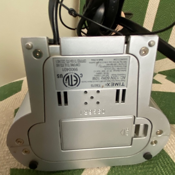 Timex alarm clock radio; am/fm; electric, battery option - Picture 6 of 8